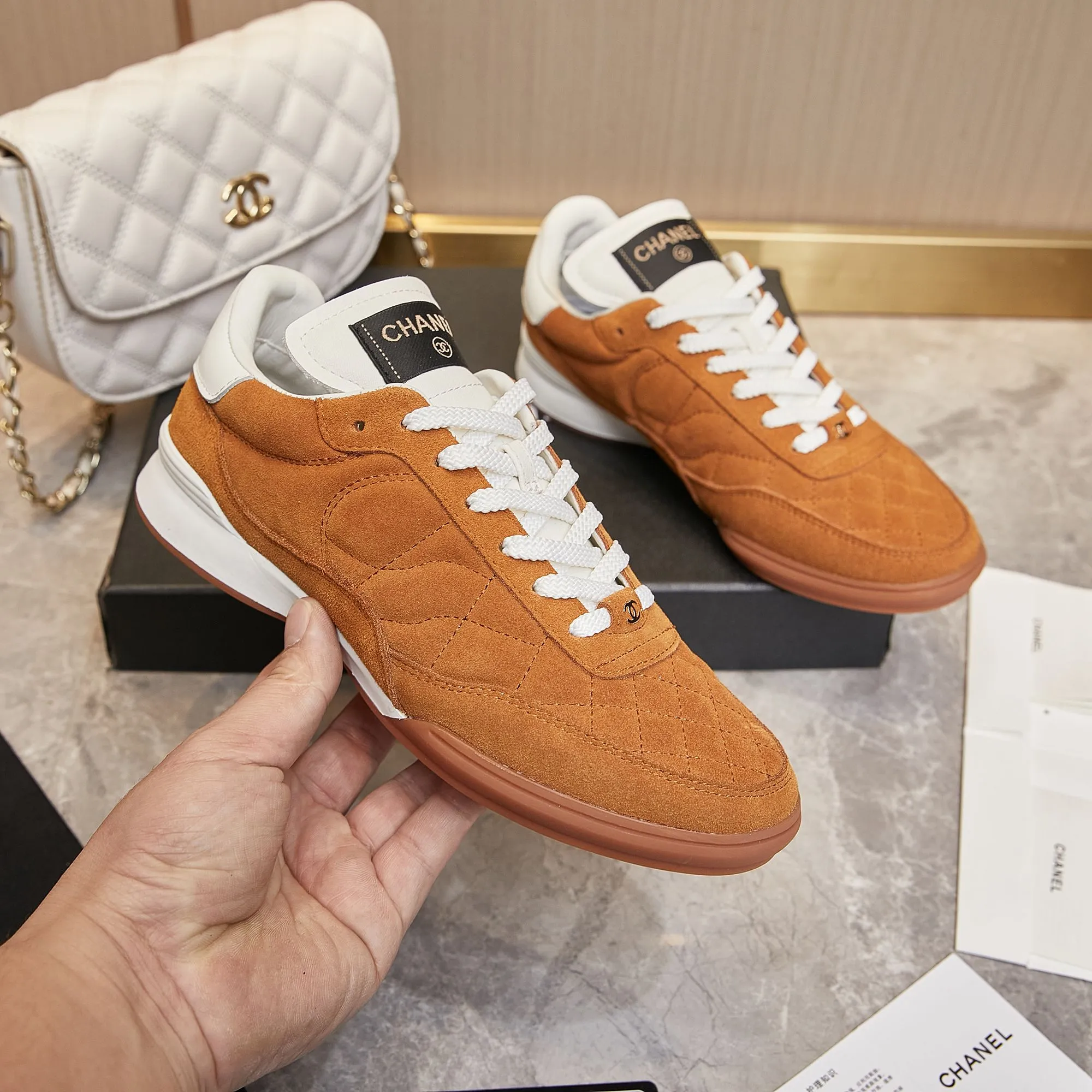 👟👟Ex-factory price 560👟👟 Chanel Chanel - 2024 counter top casual sports shoes This classic design; the upper is electro-embroidered with a variety of techniques; the outsole is fashionable and sporty; it is unusual to incorporate a variety of color matching elements... The diversified mix and match is very beautiful and versatile, casual, fashionable, sports and outdoor can be taken into account... ꫛꫀꪝ Go➫ Material: ❶Upper is made of: Original imported mixed-breed sheep ❷Inside made of: original imported breathable sheepskin ❸Outsole based on: original TPU outsole Full set of boutique packaging for women 35–41